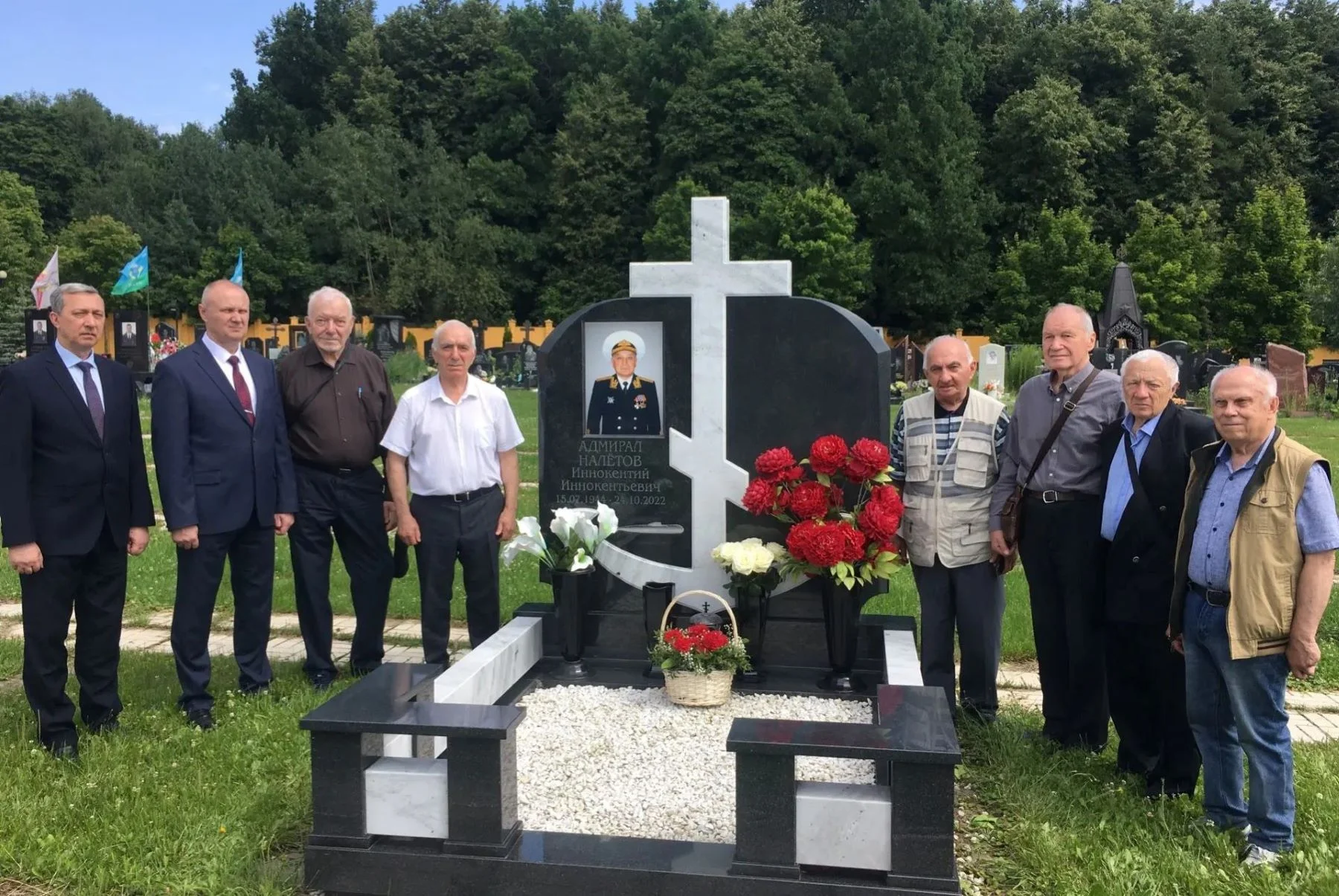 На снимке: сотрудники фонда и представители Департамента береговой охраны Погранслужбы ФСБ России у могилы адмирала Иннокентия Налётова на Троекуровском кладбище 15 июля 2026 года.